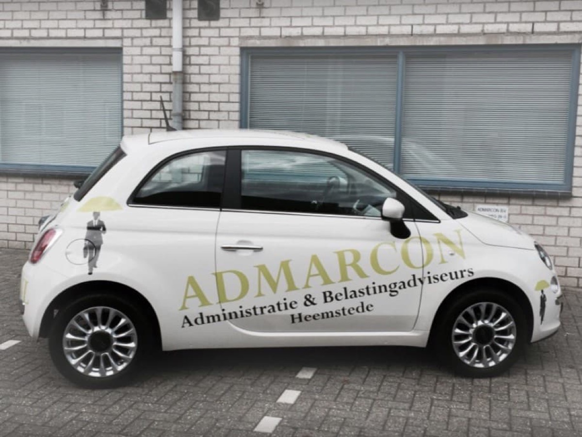 De auto van Admarcon voor het kantoor aan de Herenweg in Heemstede