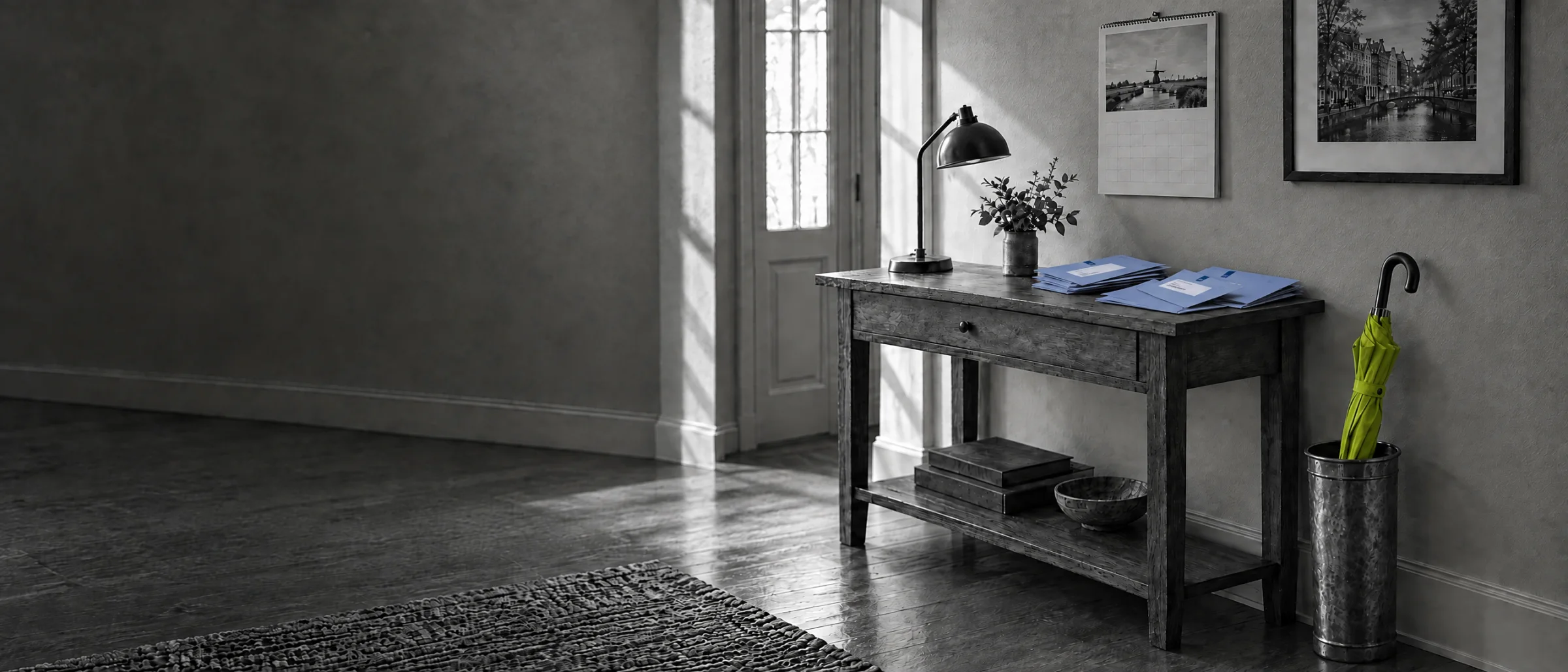 Haltafel met een stapel blauwe enveloppen van de Belastingdienst en een lime paraplu in de paraplubak